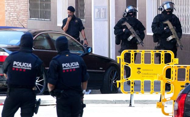 Agentes de los Mossos d' Esquadra.