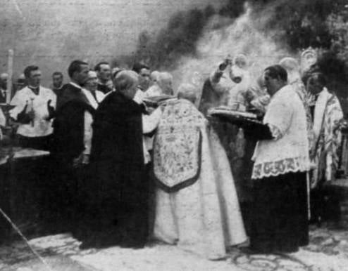 En los actos de coronación canónica de Covadonga -el ocho de septiembre ya se llevaba celebrando más tiempo-, realizados en 1918 ante la presencia de los reyes de España, subyacieron razones históricas que hoy, un siglo después y con un sencillo acceso a las hemerotecas digitales, son fáciles de comprender