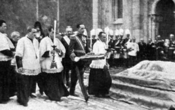 En los actos de coronación canónica de Covadonga -el ocho de septiembre ya se llevaba celebrando más tiempo-, realizados en 1918 ante la presencia de los reyes de España, subyacieron razones históricas que hoy, un siglo después y con un sencillo acceso a las hemerotecas digitales, son fáciles de comprender