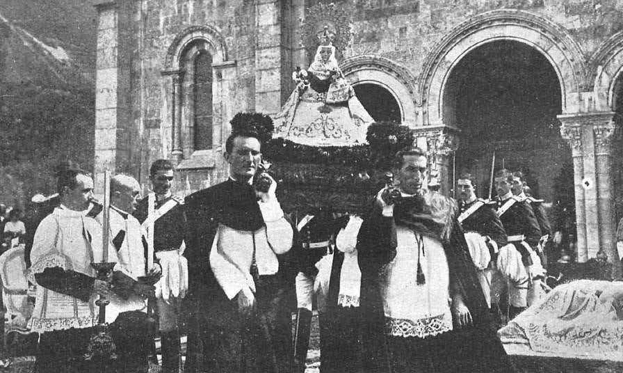 En los actos de coronación canónica de Covadonga -el ocho de septiembre ya se llevaba celebrando más tiempo-, realizados en 1918 ante la presencia de los reyes de España, subyacieron razones históricas que hoy, un siglo después y con un sencillo acceso a las hemerotecas digitales, son fáciles de comprender