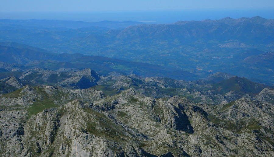 Cima de los Cuetos de Trave, en el macizo central de los Picos de Europa. Al fondo, el dique Norte de El Musel. 