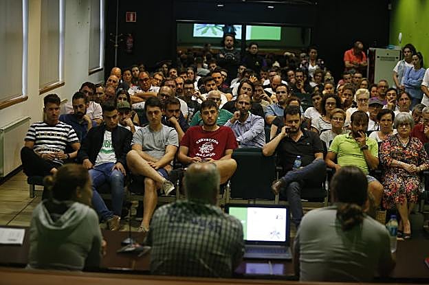 Asistentes a la reunión convocada por la organización. 