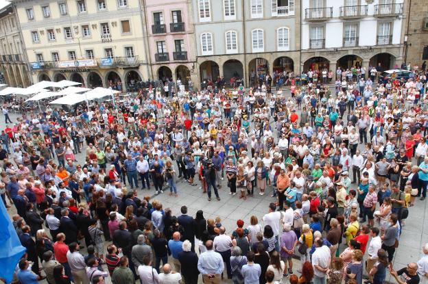 Cientos de personas guardaron ayer cinco minutos de silencio en memoria de las víctimas en la plaza de España de Avilés. 