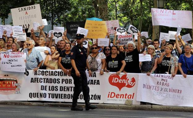 Concentración de afectados de iDental en Madrid el pasado julio.