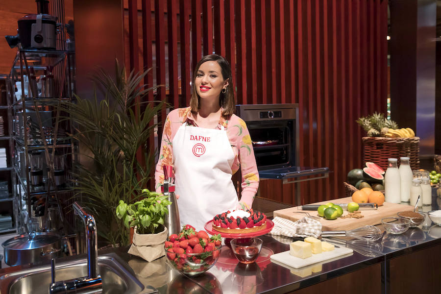 Dafne Fernández. Empezó sus estudios de danza a los tres años, ingresando a los ocho en el Real Conservatorio Profesional de Danza de Madrid. Esta formación le ha llevado a interpretar papeles como bailarina y a trabajar en el musical “Fama”. Su primera aparición en una serie de éxito fue en “Un paso adelante” y desde entonces no ha parado de crecer, llegando a ser una de las protagonistas de “Perfectos Desconocidos”, de Alex de la Iglesia.