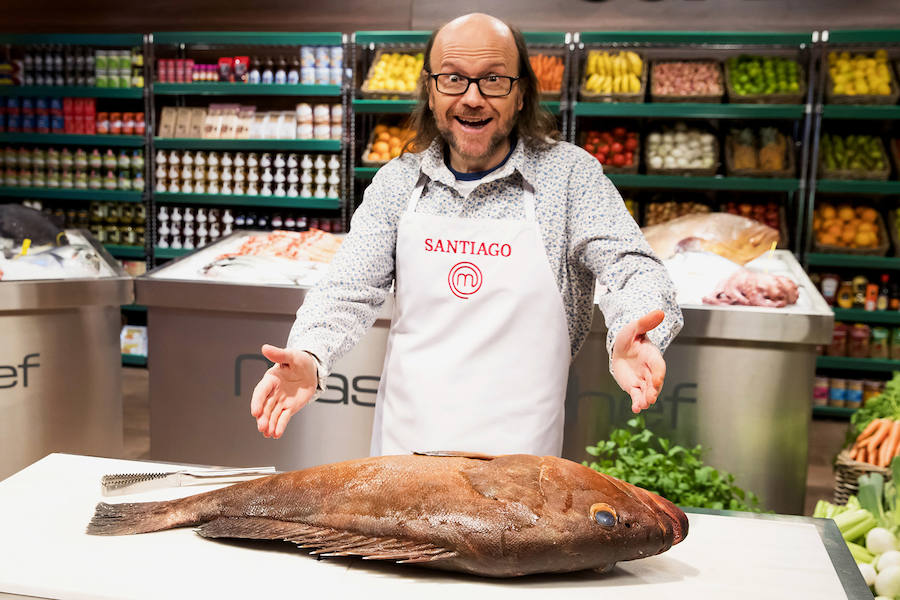 Santiago Segura. Director, actor, productor y guionista. Siempre ha sido un apasionado del arte y en cada proyecto ha demostrado su enorme capacidad creativa. Cuenta con tres premios Goya, entre los que se encuentra el de Mejor Director Novel por la primera entrega de ‘Torrente’ o el de Mejor Actor revelación por su ‘El día de la bestia’ de Álex De La Iglesia. Ha compaginado su carrera cinematográfica con la de humorista y estrella de la televisión. Presentador de programas como ‘Alaska y Segura’, es el narrador de ‘Viaje al centro de la tele’ en TVE y ha participado en formatos como ‘Tu cara me suena’.
