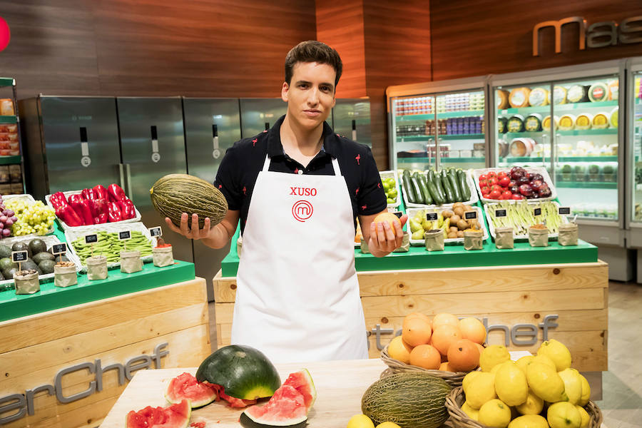 Xuso Jones. Toca la guitarra y el piano de forma autodidacta. El punto de inflexión en su carrera se produce cuando, por pura diversión, sube a internet un vídeo cantando que se convierte en un fenómeno viral. En 2013, lanzó su primer disco, ‘Part I’ y varios temas suyos se incluyeron en la banda sonora de películas como ‘Nada es imposible’, ‘Tadeo Jones’ y la segunda parte de ‘Grú, mi villano favorito’. Siempre se ha sentido atraído por la cocina y el mundo gastronómico.