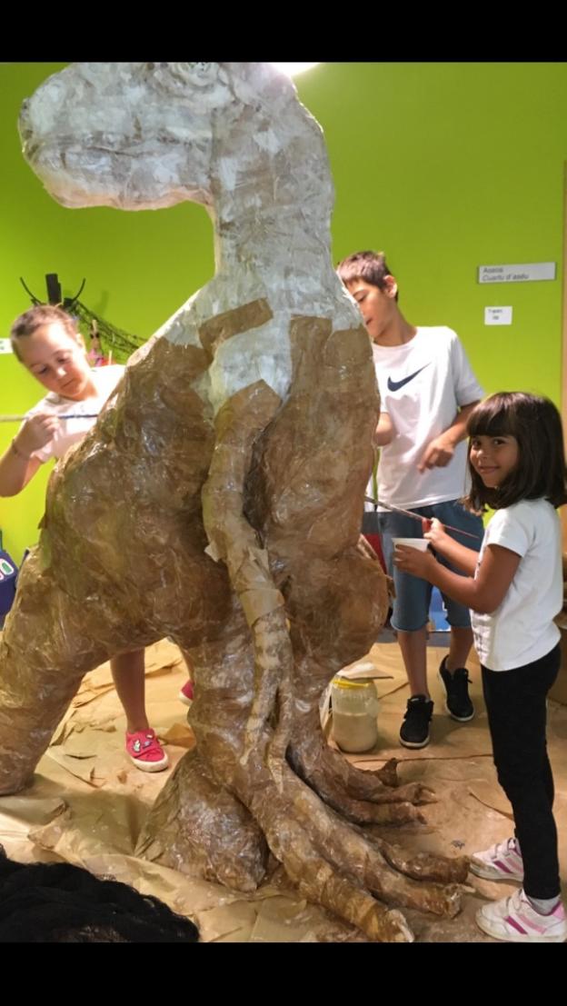 Un dinosaurio hecho por los más pequeños para Colunga