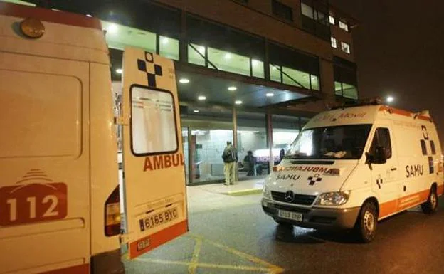 Ambulancias ante el Hospital de Jove realizando el traslado de pacientes desde Cabueñes. 