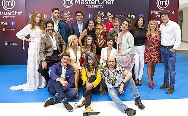 Imagen. Los concursantes, junto a Eva González y el jurado del programa.