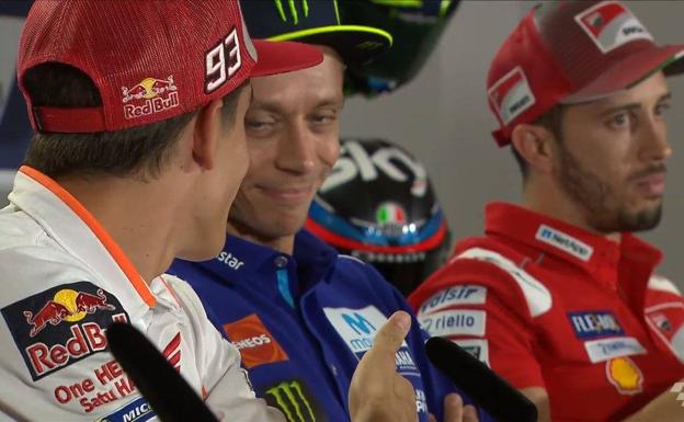 Márquez le ofrece la mano a Rossi. 