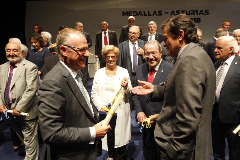 El presidente del Principado llama a los asturianos a sentirse orgullosos de vivir en una región 'donde el lugar de nacimiento no otorga derechos especiales'. Lo hizo durante el acto de entrega de las Medallas de Asturias