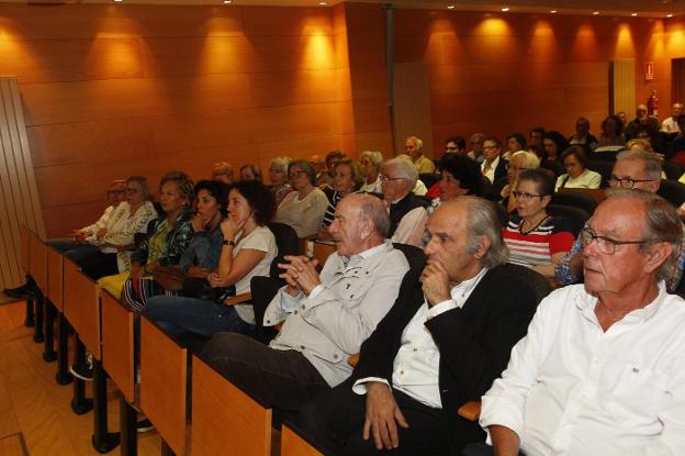 La conferencia de ayer llenó el salón de actos de la sede universitaria en Avilés. 