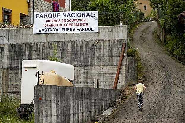 Pancarta contra el Parque Nacional colocada desde hace meses en el concejo de Onís. 