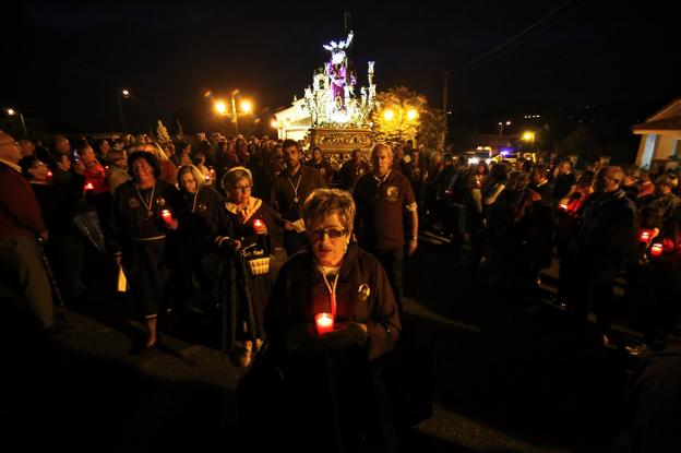 La procesión tuvo un carácter intimista y los fieles portaron velas. 
