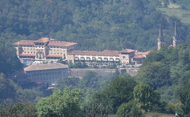 El Real Sitio de Covadonga visto desde Les Veleres. 