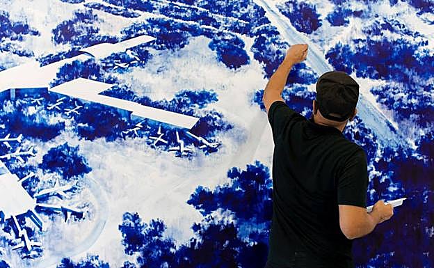 Gamaliel Rodríguez trabajando en una de sus obras con tinta china sobre papel.