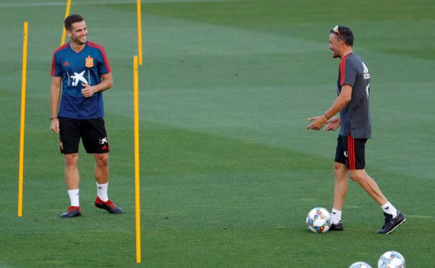 Nacho sonríe cuando Luis Enrique le da instrucciones