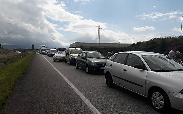 La salida de la de La Vuelta provocó retenciones en Candás