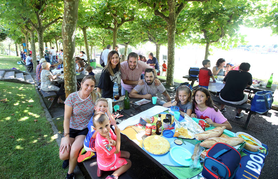 La comida tradicional y la procesión centraron los actos festivos.