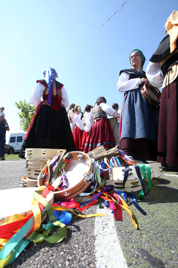 La comida tradicional y la procesión centraron los actos festivos.