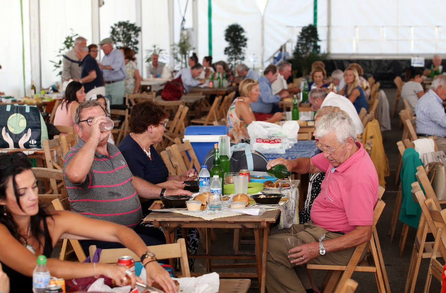 La comida tradicional y la procesión centraron los actos festivos.