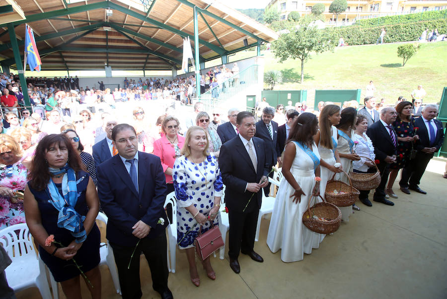 La comida tradicional y la procesión centraron los actos festivos.