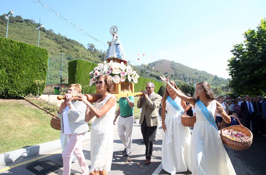 La comida tradicional y la procesión centraron los actos festivos.
