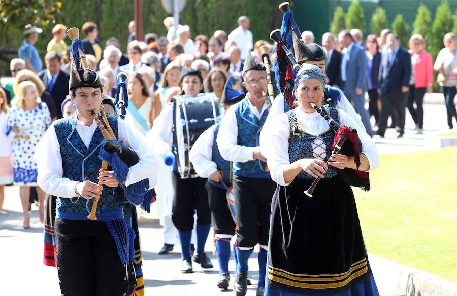 La comida tradicional y la procesión centraron los actos festivos.