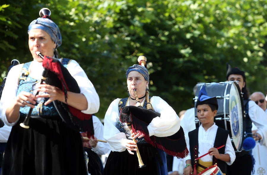 La comida tradicional y la procesión centraron los actos festivos.