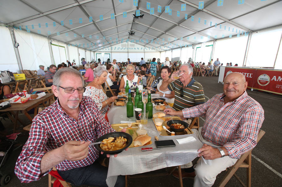 La comida tradicional y la procesión centraron los actos festivos.
