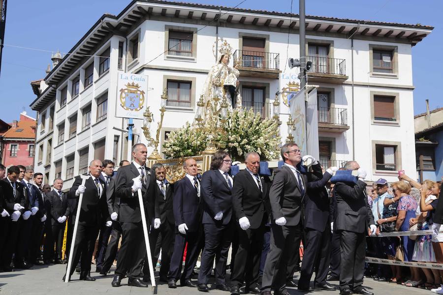 El sol acompañó a los locales y visitantes durante la tradicional procesión. 