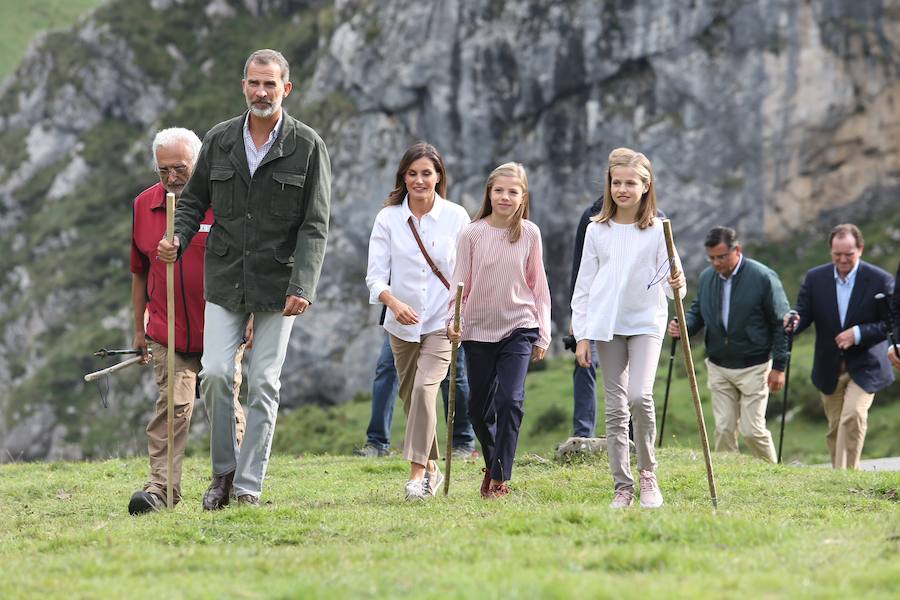 Acuden a Los Lagos tras el primer acto oficial de Leonor como Princesa. Allí recibieron como regalo a 'Xana', una yegua con la que les ha obsequiado el Ayuntamiento de Cantas de Onís. 