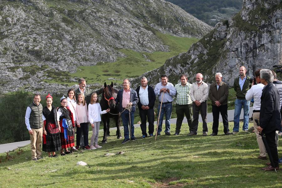 Acuden a Los Lagos tras el primer acto oficial de Leonor como Princesa. Allí recibieron como regalo a 'Xana', una yegua con la que les ha obsequiado el Ayuntamiento de Cantas de Onís. 