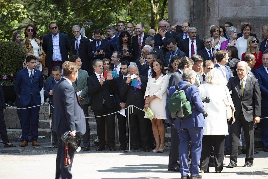 Numerosas personalidades de la política, la economía y la cultura de Asturias y de España han acompañado a la Princesa de Asturias en su primer acto en Covadonga. El ministro de Agricultura, Luis Planas, la delegada del Gobierno, Delia Losa, el presidente del Principado, Javier Fernández, el presidente y la directora de la Fundación Princesa, Luis Fernández Vega y Teresa Sanjurjo, eran algunos de los asistentes. Diputados, senadores, alcaldes y representantes de la Iglesia y los medios de comunicación han sido otros de los asistentes.