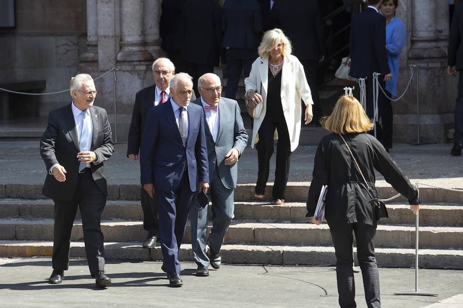 Numerosas personalidades de la política, la economía y la cultura de Asturias y de España han acompañado a la Princesa de Asturias en su primer acto en Covadonga. El ministro de Agricultura, Luis Planas, la delegada del Gobierno, Delia Losa, el presidente del Principado, Javier Fernández, el presidente y la directora de la Fundación Princesa, Luis Fernández Vega y Teresa Sanjurjo, eran algunos de los asistentes. Diputados, senadores, alcaldes y representantes de la Iglesia y los medios de comunicación han sido otros de los asistentes.