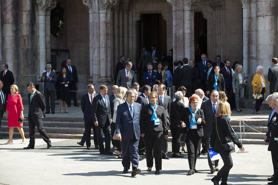 Numerosas personalidades de la política, la economía y la cultura de Asturias y de España han acompañado a la Princesa de Asturias en su primer acto en Covadonga. El ministro de Agricultura, Luis Planas, la delegada del Gobierno, Delia Losa, el presidente del Principado, Javier Fernández, el presidente y la directora de la Fundación Princesa, Luis Fernández Vega y Teresa Sanjurjo, eran algunos de los asistentes. Diputados, senadores, alcaldes y representantes de la Iglesia y los medios de comunicación han sido otros de los asistentes.