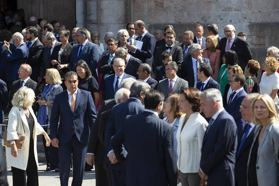 Numerosas personalidades de la política, la economía y la cultura de Asturias y de España han acompañado a la Princesa de Asturias en su primer acto en Covadonga. El ministro de Agricultura, Luis Planas, la delegada del Gobierno, Delia Losa, el presidente del Principado, Javier Fernández, el presidente y la directora de la Fundación Princesa, Luis Fernández Vega y Teresa Sanjurjo, eran algunos de los asistentes. Diputados, senadores, alcaldes y representantes de la Iglesia y los medios de comunicación han sido otros de los asistentes.