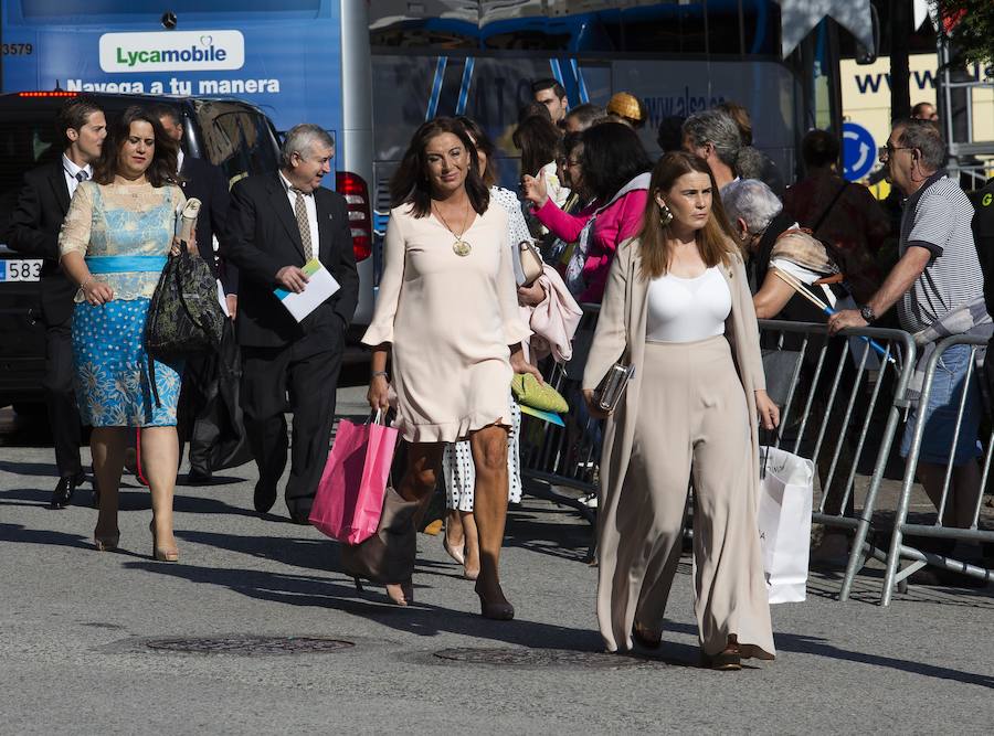 Numerosas personalidades de la política, la economía y la cultura de Asturias y de España han acompañado a la Princesa de Asturias en su primer acto en Covadonga. El ministro de Agricultura, Luis Planas, la delegada del Gobierno, Delia Losa, el presidente del Principado, Javier Fernández, el presidente y la directora de la Fundación Princesa, Luis Fernández Vega y Teresa Sanjurjo, eran algunos de los asistentes. Diputados, senadores, alcaldes y representantes de la Iglesia y los medios de comunicación han sido otros de los asistentes.