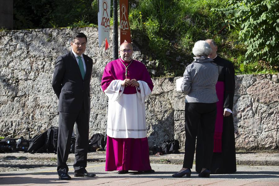 Numerosas personalidades de la política, la economía y la cultura de Asturias y de España han acompañado a la Princesa de Asturias en su primer acto en Covadonga. El ministro de Agricultura, Luis Planas, la delegada del Gobierno, Delia Losa, el presidente del Principado, Javier Fernández, el presidente y la directora de la Fundación Princesa, Luis Fernández Vega y Teresa Sanjurjo, eran algunos de los asistentes. Diputados, senadores, alcaldes y representantes de la Iglesia y los medios de comunicación han sido otros de los asistentes.