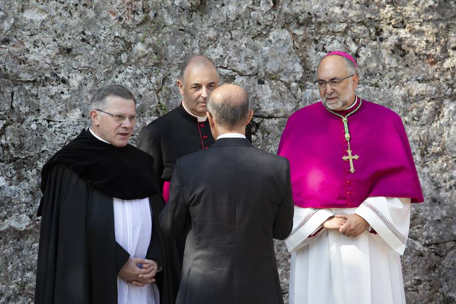 Numerosas personalidades de la política, la economía y la cultura de Asturias y de España han acompañado a la Princesa de Asturias en su primer acto en Covadonga. El ministro de Agricultura, Luis Planas, la delegada del Gobierno, Delia Losa, el presidente del Principado, Javier Fernández, el presidente y la directora de la Fundación Princesa, Luis Fernández Vega y Teresa Sanjurjo, eran algunos de los asistentes. Diputados, senadores, alcaldes y representantes de la Iglesia y los medios de comunicación han sido otros de los asistentes.