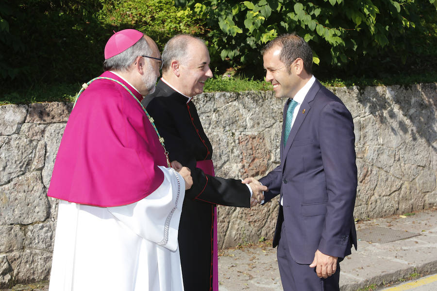 Numerosas personalidades de la política, la economía y la cultura de Asturias y de España han acompañado a la Princesa de Asturias en su primer acto en Covadonga. El ministro de Agricultura, Luis Planas, la delegada del Gobierno, Delia Losa, el presidente del Principado, Javier Fernández, el presidente y la directora de la Fundación Princesa, Luis Fernández Vega y Teresa Sanjurjo, eran algunos de los asistentes. Diputados, senadores, alcaldes y representantes de la Iglesia y los medios de comunicación han sido otros de los asistentes.