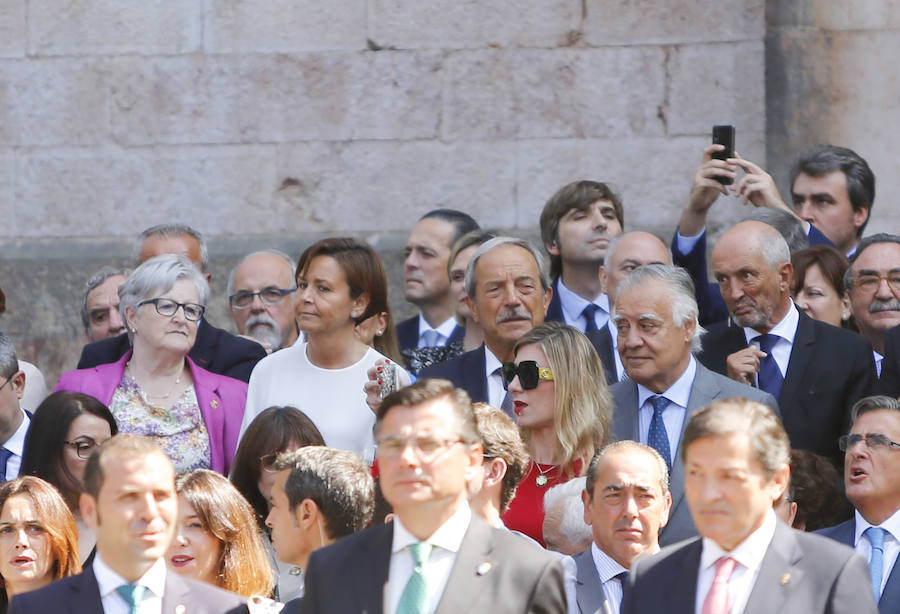 Numerosas personalidades de la política, la economía y la cultura de Asturias y de España han acompañado a la Princesa de Asturias en su primer acto en Covadonga. El ministro de Agricultura, Luis Planas, la delegada del Gobierno, Delia Losa, el presidente del Principado, Javier Fernández, el presidente y la directora de la Fundación Princesa, Luis Fernández Vega y Teresa Sanjurjo, eran algunos de los asistentes. Diputados, senadores, alcaldes y representantes de la Iglesia y los medios de comunicación han sido otros de los asistentes.