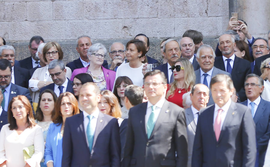 Numerosas personalidades de la política, la economía y la cultura de Asturias y de España han acompañado a la Princesa de Asturias en su primer acto en Covadonga. El ministro de Agricultura, Luis Planas, la delegada del Gobierno, Delia Losa, el presidente del Principado, Javier Fernández, el presidente y la directora de la Fundación Princesa, Luis Fernández Vega y Teresa Sanjurjo, eran algunos de los asistentes. Diputados, senadores, alcaldes y representantes de la Iglesia y los medios de comunicación han sido otros de los asistentes.