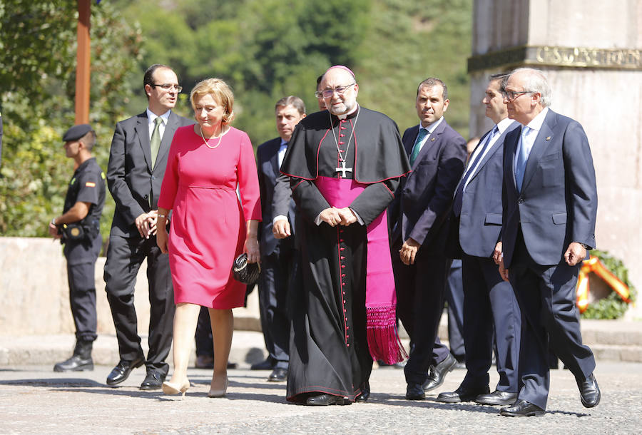 Numerosas personalidades de la política, la economía y la cultura de Asturias y de España han acompañado a la Princesa de Asturias en su primer acto en Covadonga. El ministro de Agricultura, Luis Planas, la delegada del Gobierno, Delia Losa, el presidente del Principado, Javier Fernández, el presidente y la directora de la Fundación Princesa, Luis Fernández Vega y Teresa Sanjurjo, eran algunos de los asistentes. Diputados, senadores, alcaldes y representantes de la Iglesia y los medios de comunicación han sido otros de los asistentes.