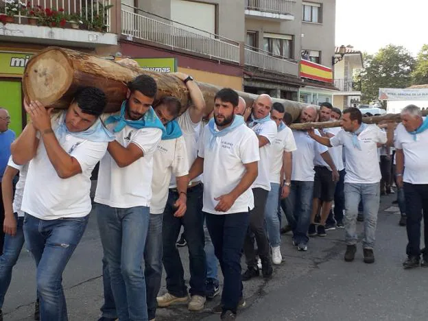 Los mozos llevaron a hombros el eucalipto de casi cuarenta metros por las calles de Nueva. 