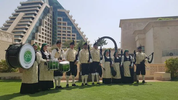 Algunos de los miembros de la banda de gaitas La Reina del Truebano, de Navia, en pleno centro de Dubái.