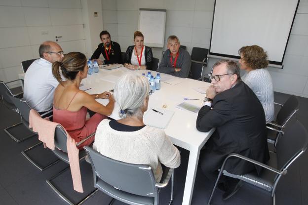 El consejero (derecha) y su equipo, con los presentantes de la plataforma de iDental. 