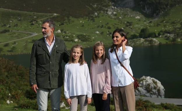 Los Reyes y sus hijas en los Lagos de Covadonga. Doña Letizia, con una camisa de una marca asturiana. 