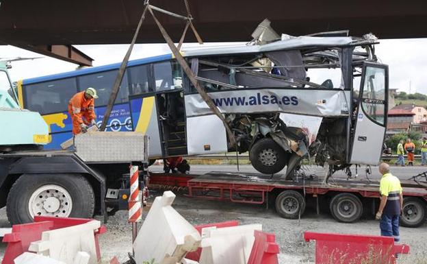 Accidente de autobús en Avilés | Los buzos que atendieron al chófer ratifican ante la Guardia Civil que estaba consciente